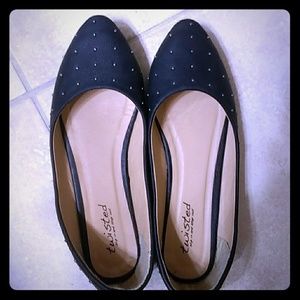 Size 8.5 wide Twisted black silver studded flats